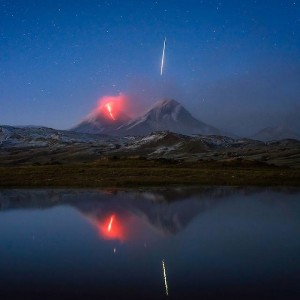 I-Captured-An-Erupting-Volcano-And-Accidentally-Got-A-Perfectly-Aligned-Meteor-As-Bonus-582c5094f192c__880